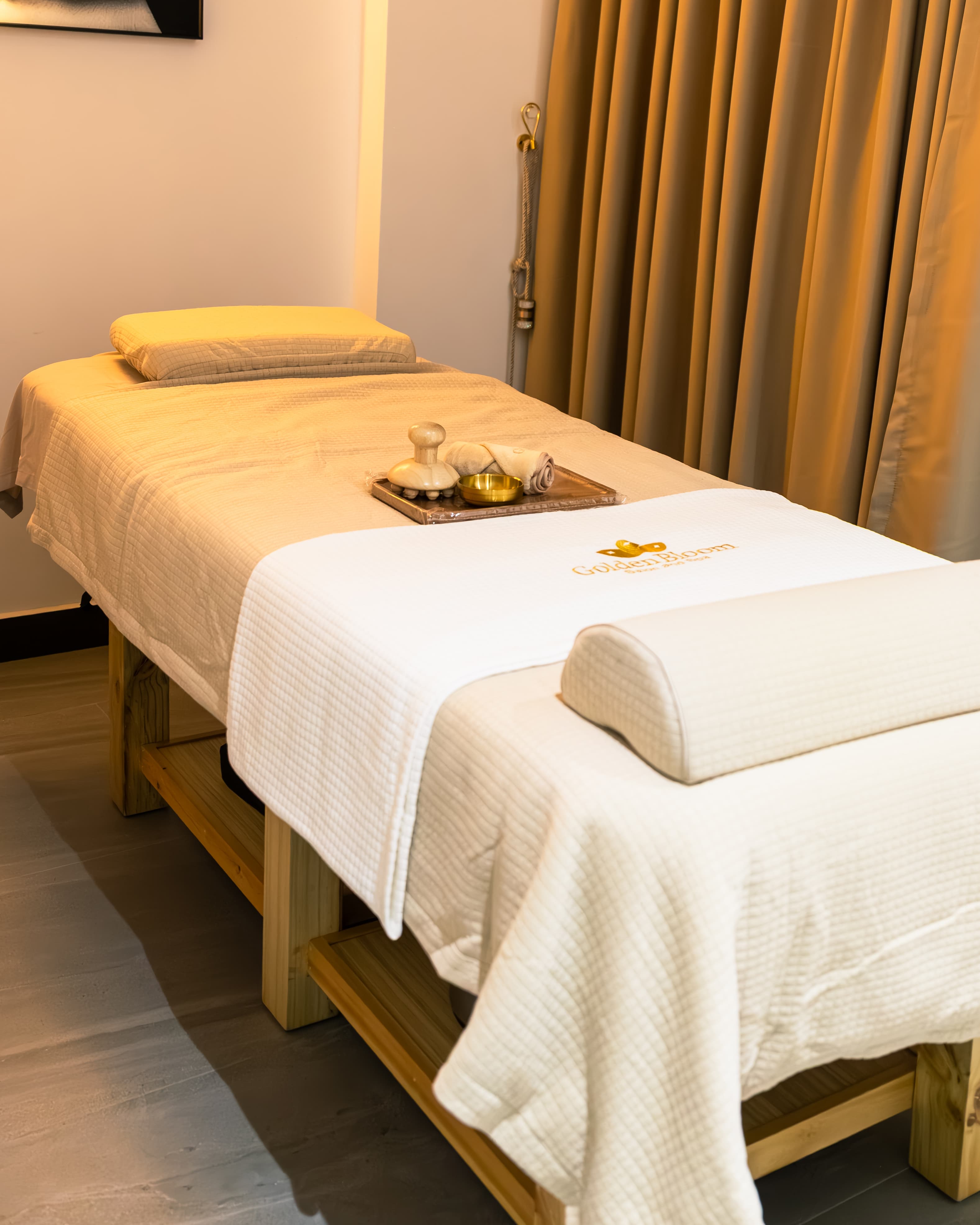 Lounge and treatment corridor